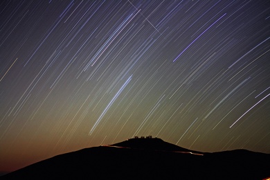 Trazos estelares y meteoro